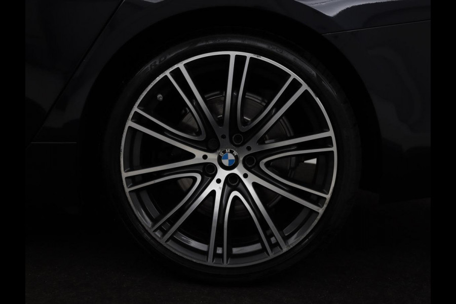 BMW 5 Serie 520d xDrive M-Sport | Leder | Sportstoelen | Camera | Full LED | Trekhaak | Keyless | Navigatie | Sfeerverlichting | Climate control
