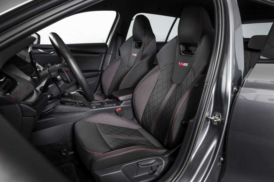 Škoda Octavia Combi 1.4 TSI RS iV PHEV Business - Automaat | Dig. Cockpit | Adapt. Cruise | Stoel-+ Stuurverw. | PDC | Camera | NAV +App. Connect | ECC | Elek. Klep | LM 19" | 4923