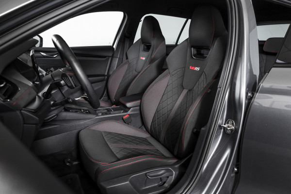 Škoda Octavia Combi 1.4 TSI RS iV PHEV Business - Automaat | Dig. Cockpit | Adapt. Cruise | Stoel-+ Stuurverw. | PDC | Camera | NAV +App. Connect | ECC | Elek. Klep | LM 19" | 4923