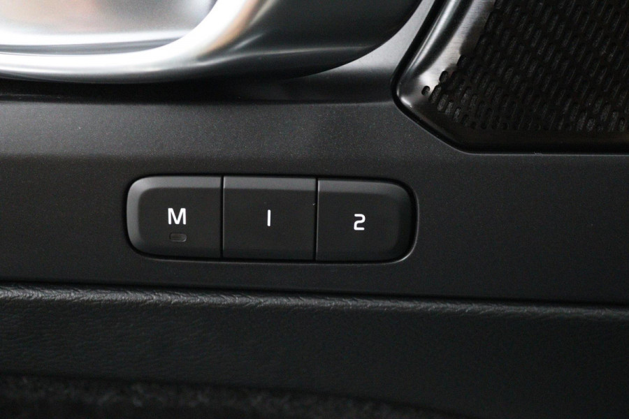 Volvo XC40 2.0 T4 R-Design (PANORAMADAK, CAMERA, STOELVERWARMING, MEMORY SEATS, HARMAN KARDON)