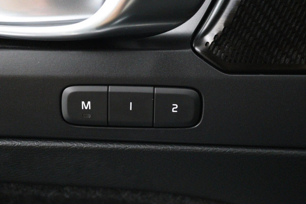 Volvo XC40 2.0 T4 R-Design (PANORAMADAK, CAMERA, STOELVERWARMING, MEMORY SEATS, HARMAN KARDON)