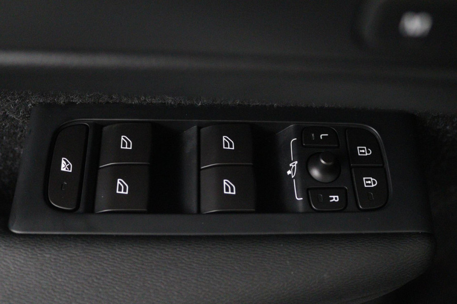 Volvo XC40 2.0 T4 R-Design (PANORAMADAK, CAMERA, STOELVERWARMING, MEMORY SEATS, HARMAN KARDON)