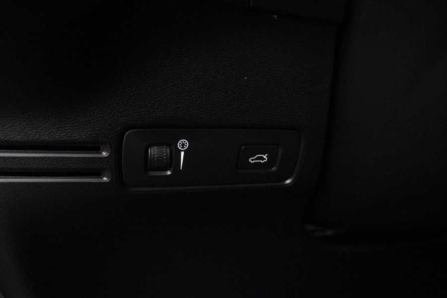 Volvo XC40 2.0 T4 R-Design (PANORAMADAK, CAMERA, STOELVERWARMING, MEMORY SEATS, HARMAN KARDON)