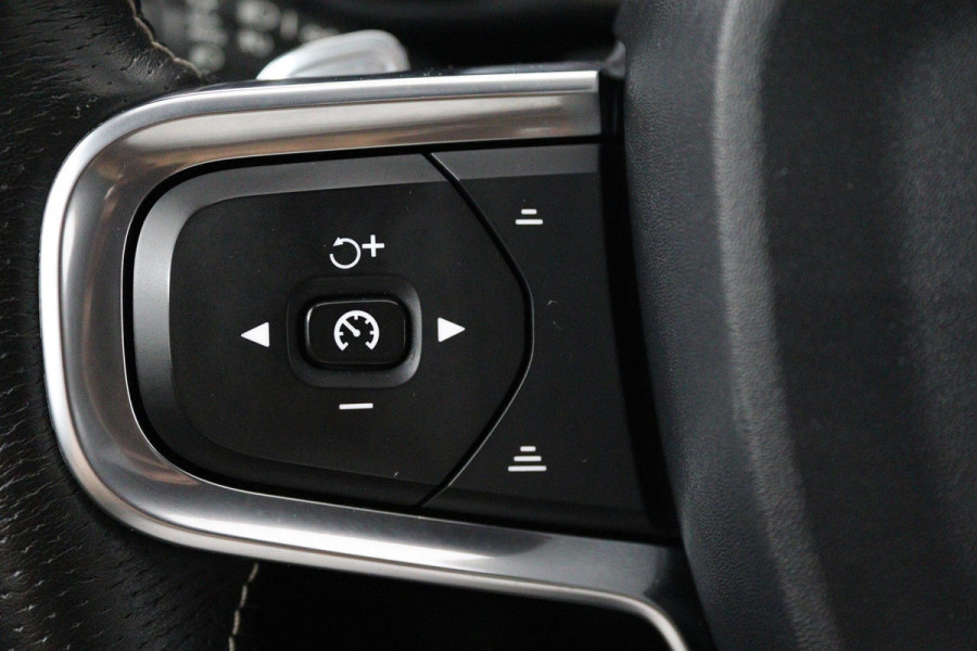 Volvo XC40 2.0 T4 R-Design (PANORAMADAK, CAMERA, STOELVERWARMING, MEMORY SEATS, HARMAN KARDON)