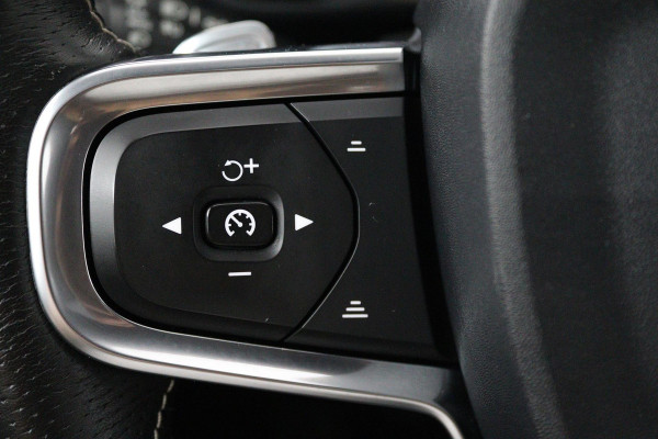 Volvo XC40 2.0 T4 R-Design (PANORAMADAK, CAMERA, STOELVERWARMING, MEMORY SEATS, HARMAN KARDON)