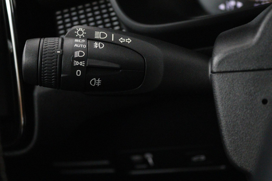 Volvo XC40 2.0 T4 R-Design (PANORAMADAK, CAMERA, STOELVERWARMING, MEMORY SEATS, HARMAN KARDON)