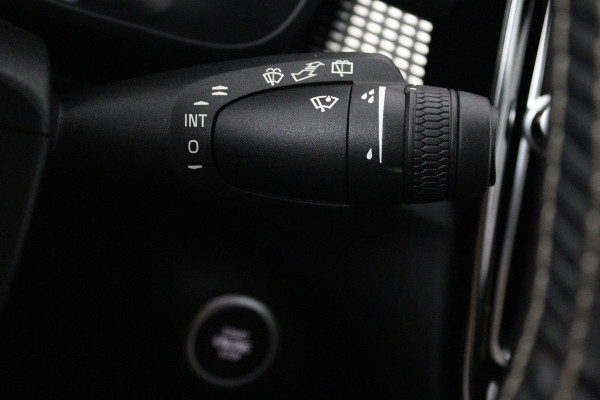 Volvo XC40 2.0 T4 R-Design (PANORAMADAK, CAMERA, STOELVERWARMING, MEMORY SEATS, HARMAN KARDON)