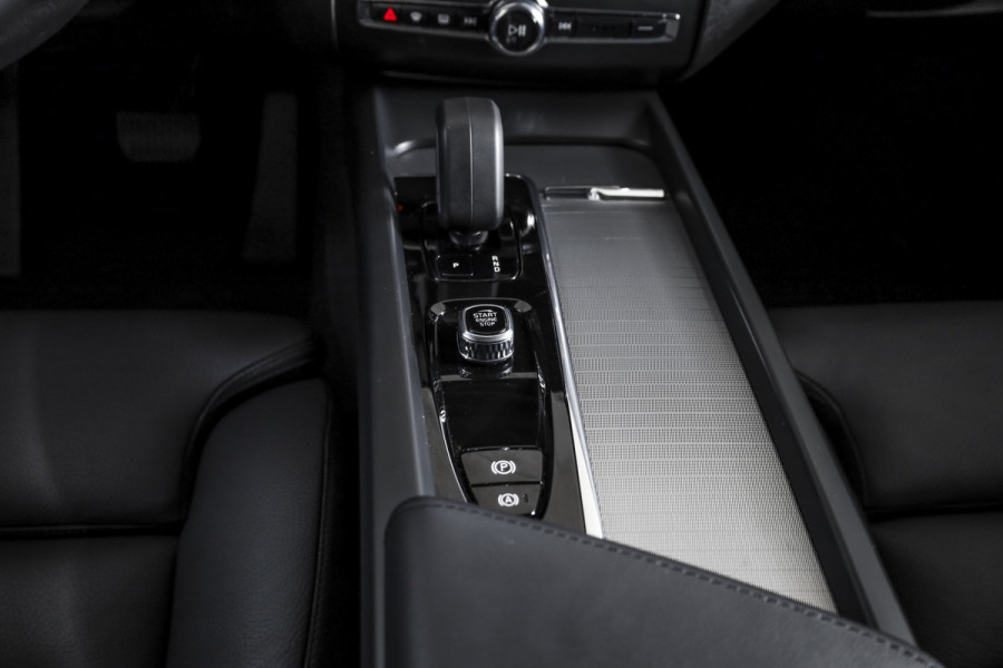 Volvo XC60 2.0 Recharge T6 AWD Plus Dark | S/K-Panodak | Dig. Cockpit | Adapt. Cruise | Memory Stoelen | Elek. Klep | Stoel-+stuurverw. | 360 Camera | NAV+App. Connect | LM 19" | 9702
