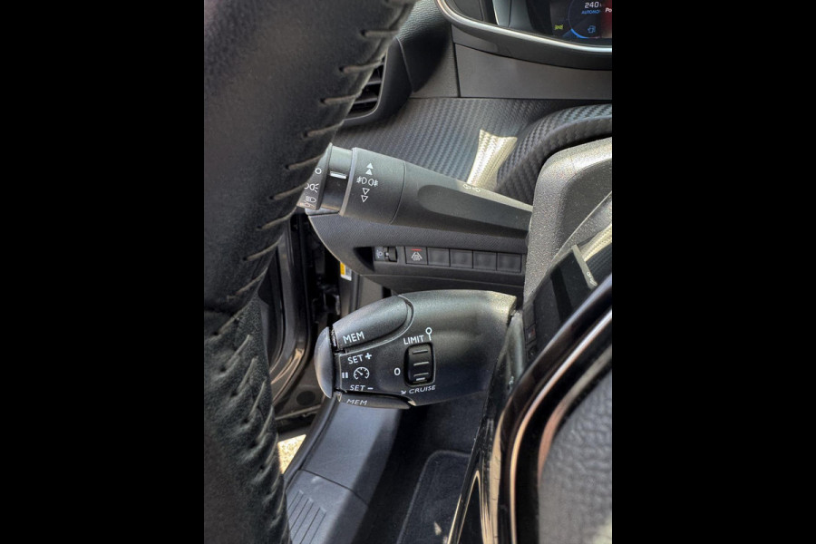 Peugeot 2008 1.2 PureTech Allure Pack - Navigatie I Airco I LED I PDC I Sport velgen I Achteruitrij Camera I Dealer onderhouden
