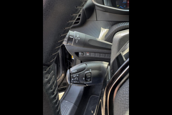 Peugeot 2008 1.2 PureTech Allure Pack - Navigatie I Airco I LED I PDC I Sport velgen I Achteruitrij Camera I Dealer onderhouden