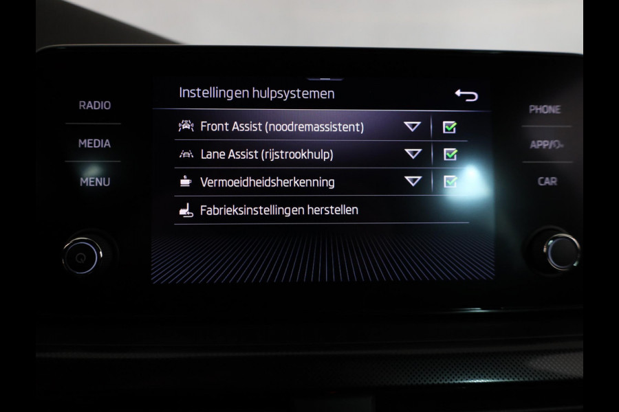 Škoda SCALA 1.0 TSI Sport Business 110 pk | Navigatie via App | Parkeersensoren | Autom. airco | Cruise control | Apple Carplay/Android Auto | LED koplampen |