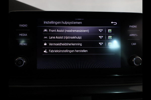 Škoda SCALA 1.0 TSI Sport Business 110 pk | Navigatie via App | Parkeersensoren | Autom. airco | Cruise control | Apple Carplay/Android Auto | LED koplampen |