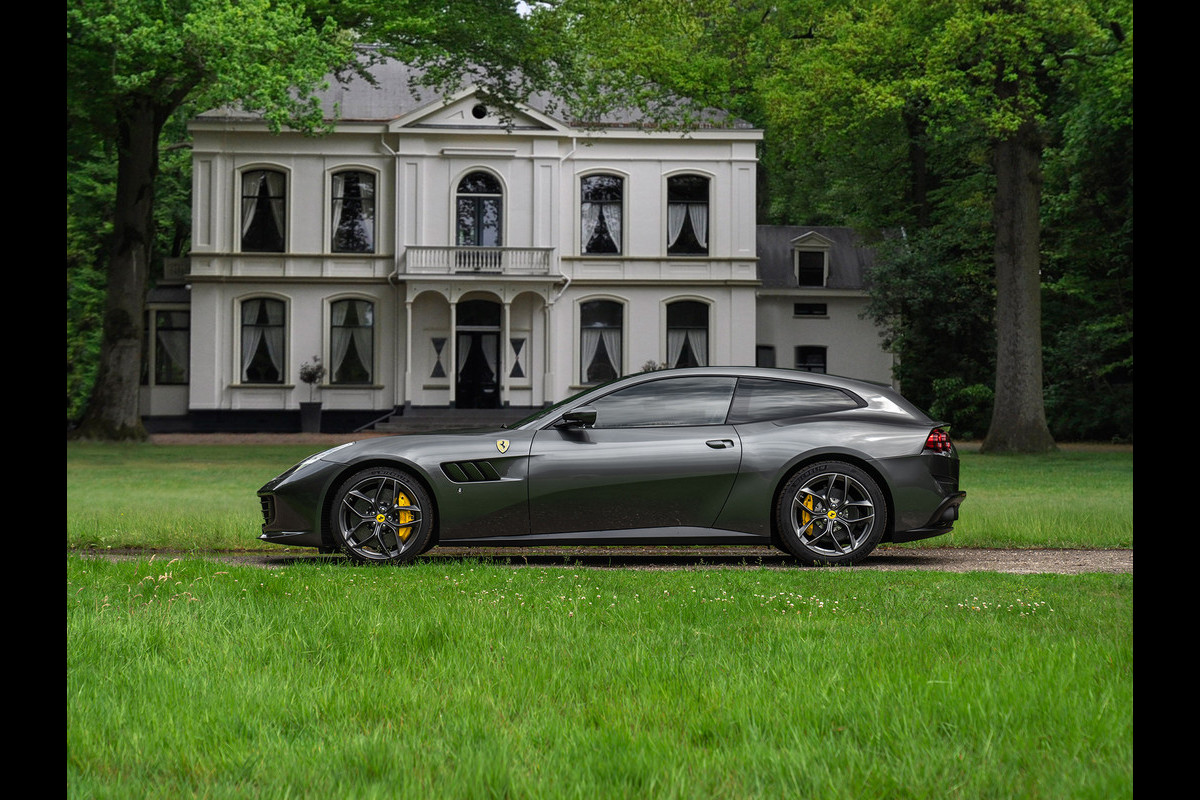 Ferrari GTC4 Lusso T 3.9 V8 | Lift | Pano-dak | Pass. display | 360 cam | Adapt. koplampen | Orig. NL Ferrari GTC4 Lusso T 3.9 V8 | Lift | Pano-dak | Pass. display | 360 cam | Adapt. koplampen | Orig. NL