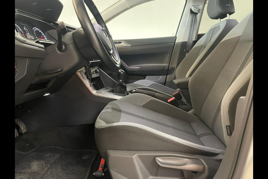 Volkswagen Polo 1.0 TSI Highline 95PK AIRCO CLIMA NAVI CRUISE PANO DAK ZWARTE 17 INCH VELG CARPLAYLUETOOTH PRIVACYGLAS NIEUWSTAAT