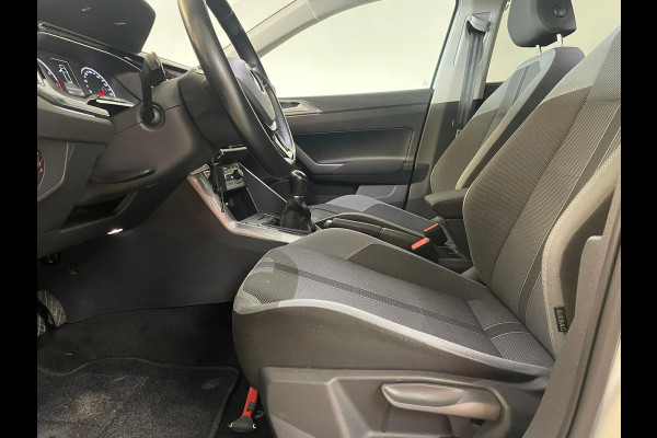 Volkswagen Polo 1.0 TSI Highline 95PK AIRCO CLIMA NAVI CRUISE PANO DAK ZWARTE 17 INCH VELG CARPLAYLUETOOTH PRIVACYGLAS NIEUWSTAAT