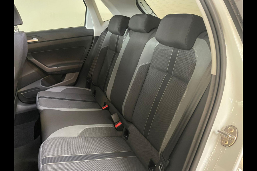 Volkswagen Polo 1.0 TSI Highline 95PK AIRCO CLIMA NAVI CRUISE PANO DAK ZWARTE 17 INCH VELG CARPLAYLUETOOTH PRIVACYGLAS NIEUWSTAAT