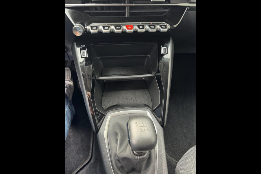 Peugeot 2008 1.2 PureTech STYLE Pack - Navigatie I Airco I PDC I Comfort pakket I Trekhaak