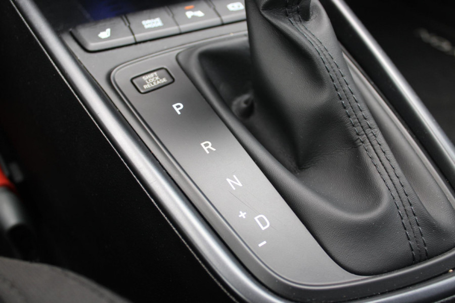 Hyundai Bayon 1.0 T-GDI 100PK AUTOMAAT PREMIUM | ACHTERUITRIJ CAMERA | CLIMATE CONTROL | SFEER VERLICHTING | LED KOPLAMPEN | BOSE AUDIO | STOEL/STUUR VERWARMING | DODEHOEK DETECTIE | KEYLESS ENTRY/START | PARKEERSENSOREN VOOR EN ACHER | APPLE CARPLAY/ANDROID AUTO | DRAADLOZE TEEFOONLADER |