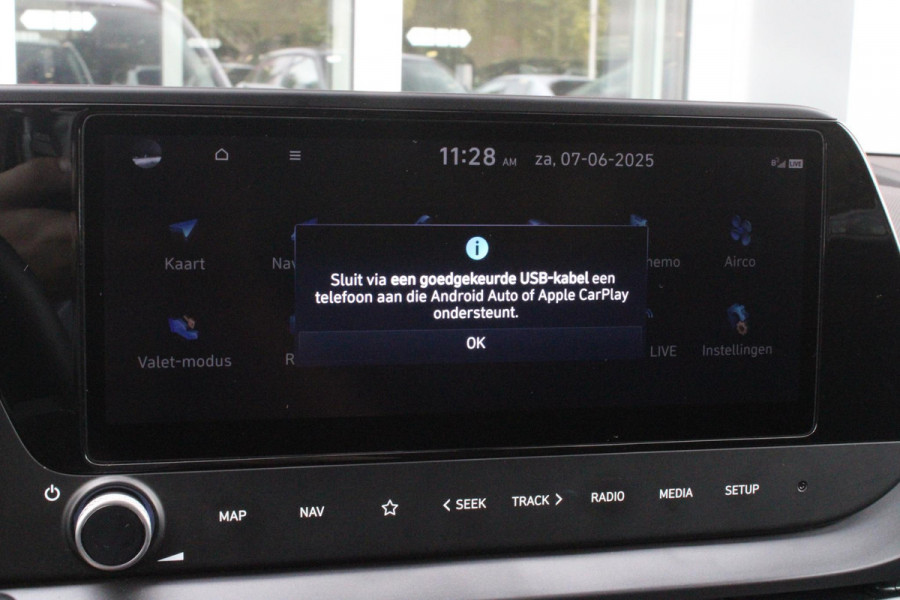 Hyundai Bayon 1.0 T-GDI 100PK AUTOMAAT PREMIUM | ACHTERUITRIJ CAMERA | CLIMATE CONTROL | SFEER VERLICHTING | LED KOPLAMPEN | BOSE AUDIO | STOEL/STUUR VERWARMING | DODEHOEK DETECTIE | KEYLESS ENTRY/START | PARKEERSENSOREN VOOR EN ACHER | APPLE CARPLAY/ANDROID AUTO | DRAADLOZE TEEFOONLADER |