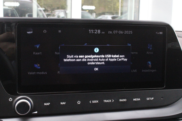Hyundai Bayon 1.0 T-GDI 100PK AUTOMAAT PREMIUM | ACHTERUITRIJ CAMERA | CLIMATE CONTROL | SFEER VERLICHTING | LED KOPLAMPEN | BOSE AUDIO | STOEL/STUUR VERWARMING | DODEHOEK DETECTIE | KEYLESS ENTRY/START | PARKEERSENSOREN VOOR EN ACHER | APPLE CARPLAY/ANDROID AUTO | DRAADLOZE TEEFOONLADER |