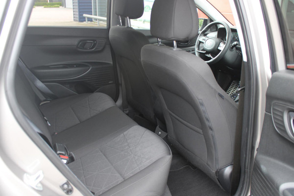 Hyundai Bayon 1.0 T-GDI 100PK AUTOMAAT PREMIUM | ACHTERUITRIJ CAMERA | CLIMATE CONTROL | SFEER VERLICHTING | LED KOPLAMPEN | BOSE AUDIO | STOEL/STUUR VERWARMING | DODEHOEK DETECTIE | KEYLESS ENTRY/START | PARKEERSENSOREN VOOR EN ACHER | APPLE CARPLAY/ANDROID AUTO | DRAADLOZE TEEFOONLADER |