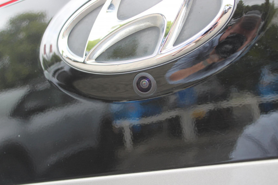 Hyundai Bayon 1.0 T-GDI 100PK AUTOMAAT PREMIUM | ACHTERUITRIJ CAMERA | CLIMATE CONTROL | SFEER VERLICHTING | LED KOPLAMPEN | BOSE AUDIO | STOEL/STUUR VERWARMING | DODEHOEK DETECTIE | KEYLESS ENTRY/START | PARKEERSENSOREN VOOR EN ACHER | APPLE CARPLAY/ANDROID AUTO | DRAADLOZE TEEFOONLADER |