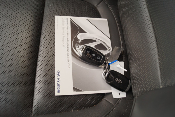 Hyundai Kona EV Premium 64kWh -LEER-ECC-NAVI-CAM-PDC-