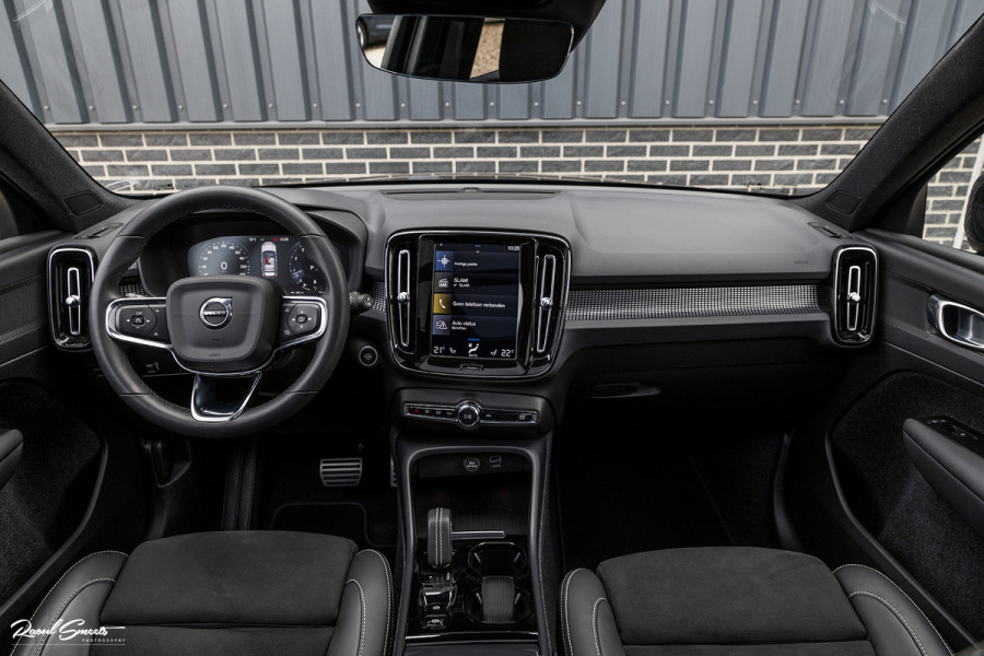 Volvo XC40 2.0 B4 R-Design | Panorama dak | Adaptieve cruise | Apple carplay | 21 inch |