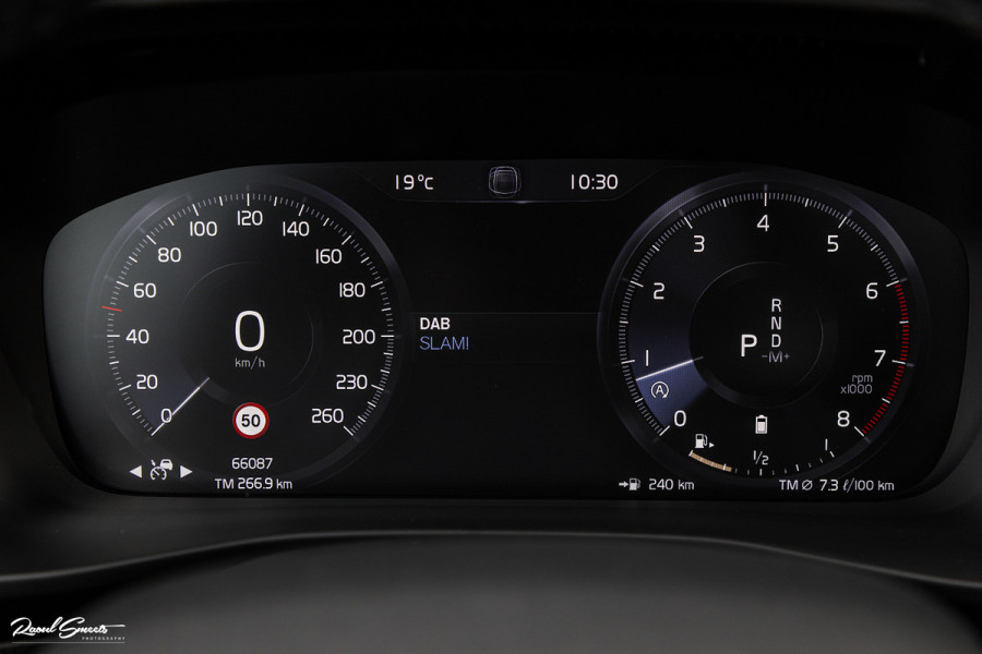 Volvo XC40 2.0 B4 R-Design | Panorama dak | Adaptieve cruise | Apple carplay | 21 inch |