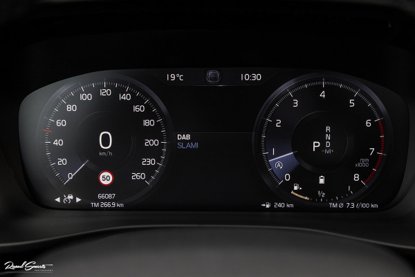 Volvo XC40 2.0 B4 R-Design | Panorama dak | Adaptieve cruise | Apple carplay | 21 inch |