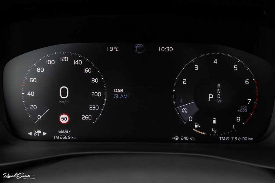Volvo XC40 2.0 B4 R-Design | Panorama dak | Adaptieve cruise | Apple carplay | 21 inch |