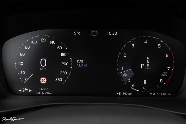 Volvo XC40 2.0 B4 R-Design | Panorama dak | Adaptieve cruise | Apple carplay | 21 inch |