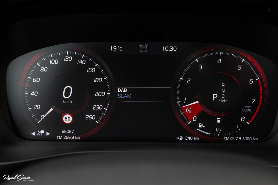 Volvo XC40 2.0 B4 R-Design | Panorama dak | Adaptieve cruise | Apple carplay | 21 inch |
