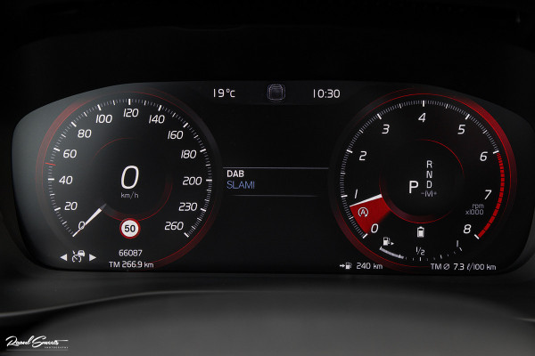 Volvo XC40 2.0 B4 R-Design | Panorama dak | Adaptieve cruise | Apple carplay | 21 inch |