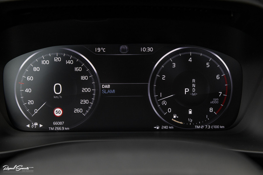 Volvo XC40 2.0 B4 R-Design | Panorama dak | Adaptieve cruise | Apple carplay | 21 inch |