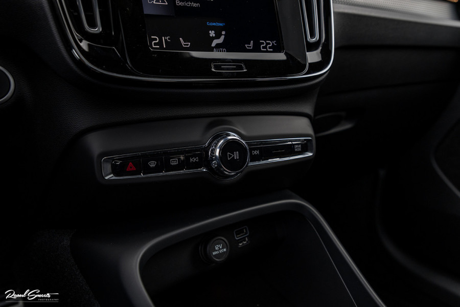 Volvo XC40 2.0 B4 R-Design | Panorama dak | Adaptieve cruise | Apple carplay | 21 inch |