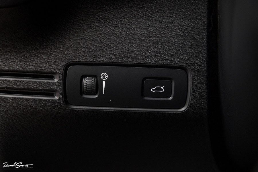 Volvo XC40 2.0 B4 R-Design | Panorama dak | Adaptieve cruise | Apple carplay | 21 inch |