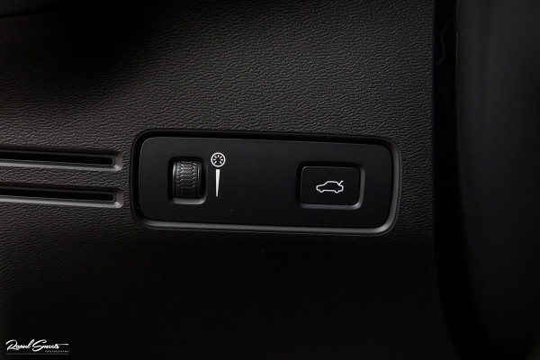 Volvo XC40 2.0 B4 R-Design | Panorama dak | Adaptieve cruise | Apple carplay | 21 inch |