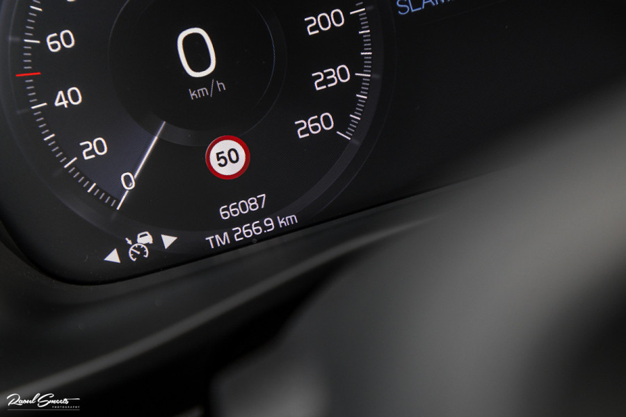 Volvo XC40 2.0 B4 R-Design | Panorama dak | Adaptieve cruise | Apple carplay | 21 inch |