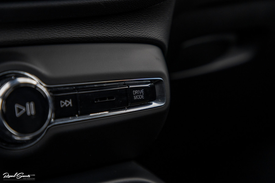 Volvo XC40 2.0 B4 R-Design | Panorama dak | Adaptieve cruise | Apple carplay | 21 inch |