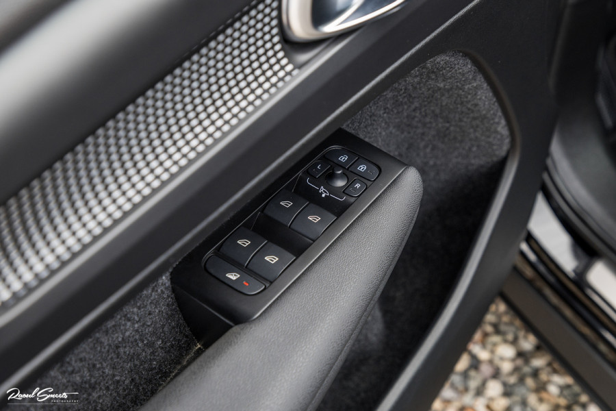 Volvo XC40 2.0 B4 R-Design | Panorama dak | Adaptieve cruise | Apple carplay | 21 inch |
