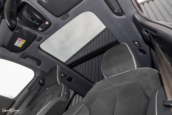 Volvo XC40 2.0 B4 R-Design | Panorama dak | Adaptieve cruise | Apple carplay | 21 inch |