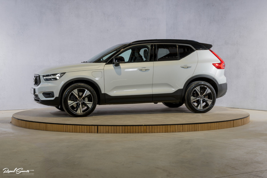 Volvo XC40 1.5 T4 Recharge R-Design Harman Kardon | Panorama dak | Zwenkbare trekhaak | Apple carplay |