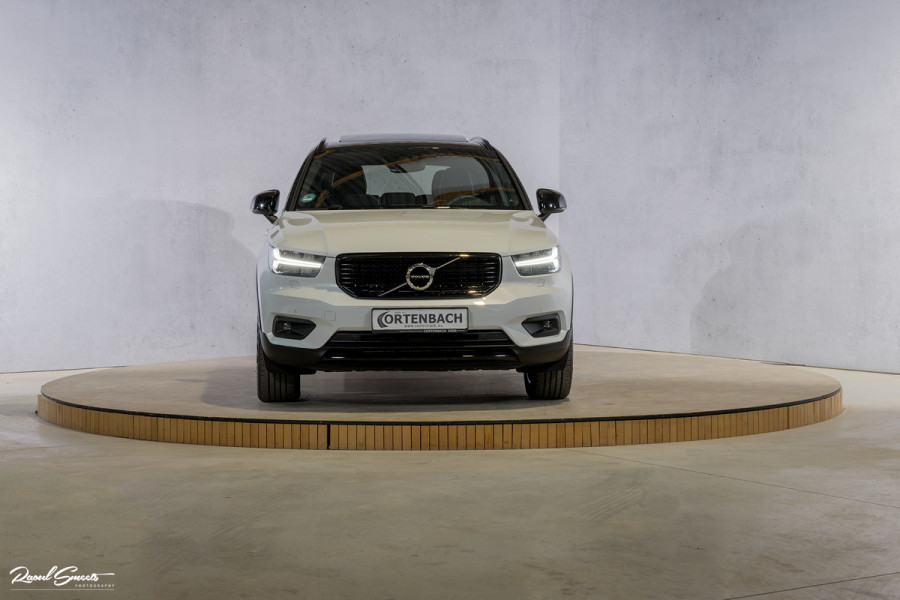 Volvo XC40 1.5 T4 Recharge R-Design Harman Kardon | Panorama dak | Zwenkbare trekhaak | Apple carplay |