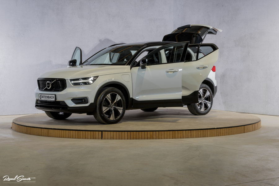 Volvo XC40 1.5 T4 Recharge R-Design Harman Kardon | Panorama dak | Zwenkbare trekhaak | Apple carplay |