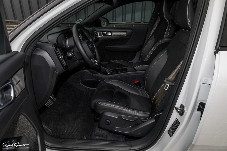 Volvo XC40 1.5 T4 Recharge R-Design Harman Kardon | Panorama dak | Zwenkbare trekhaak | Apple carplay |