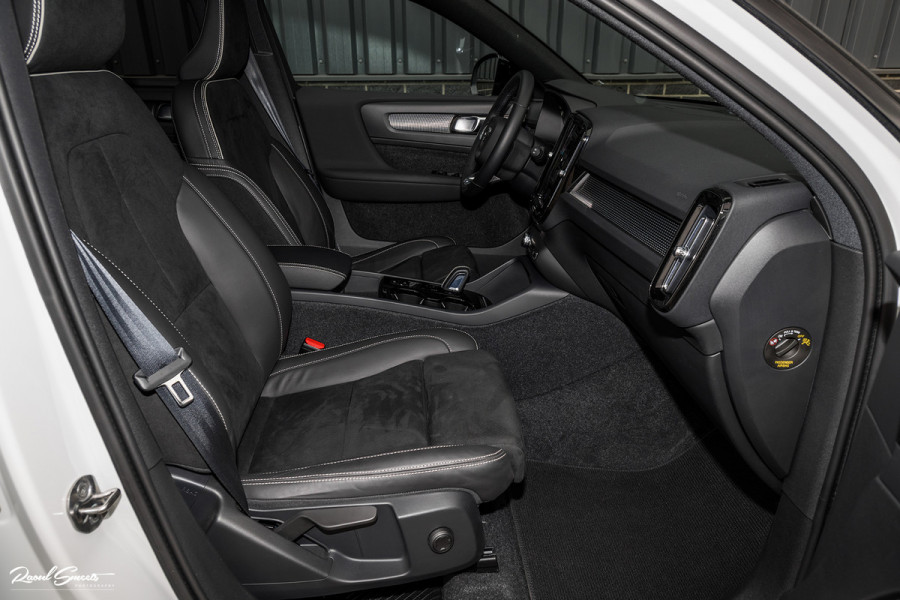 Volvo XC40 1.5 T4 Recharge R-Design Harman Kardon | Panorama dak | Zwenkbare trekhaak | Apple carplay |
