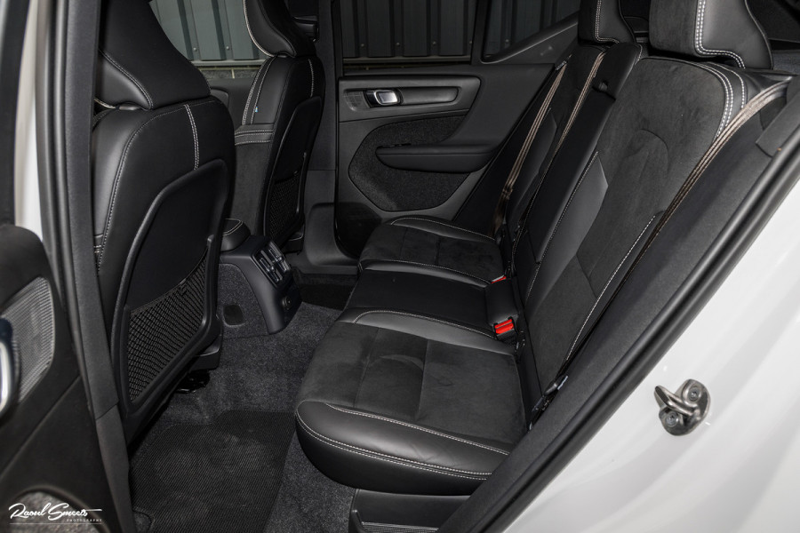 Volvo XC40 1.5 T4 Recharge R-Design Harman Kardon | Panorama dak | Zwenkbare trekhaak | Apple carplay |