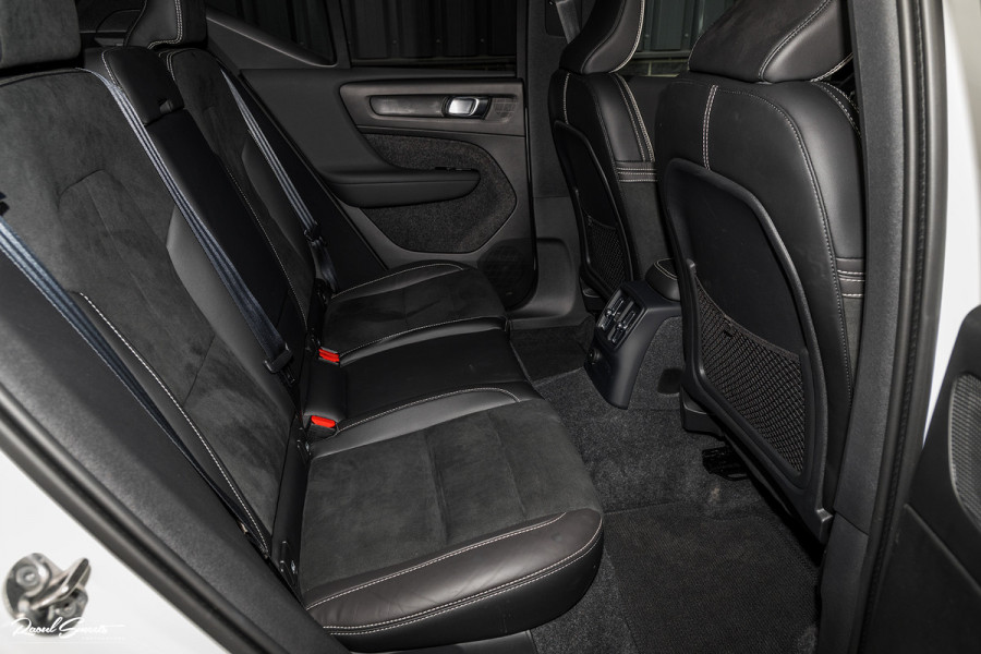 Volvo XC40 1.5 T4 Recharge R-Design Harman Kardon | Panorama dak | Zwenkbare trekhaak | Apple carplay |