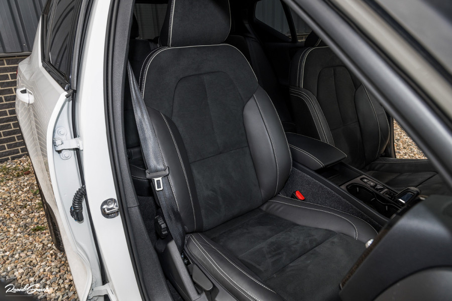 Volvo XC40 1.5 T4 Recharge R-Design Harman Kardon | Panorama dak | Zwenkbare trekhaak | Apple carplay |